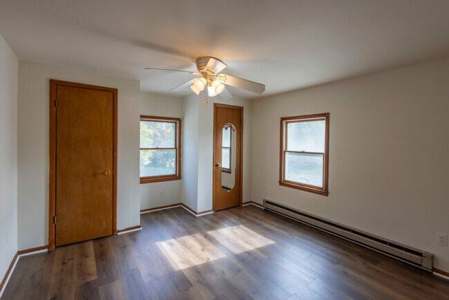 Building Photo - Cozy 4 Bedroom/2 Bathroom Detached Home in...