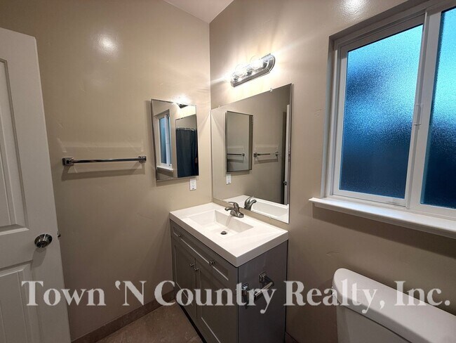 Building Photo - 613 Archer St