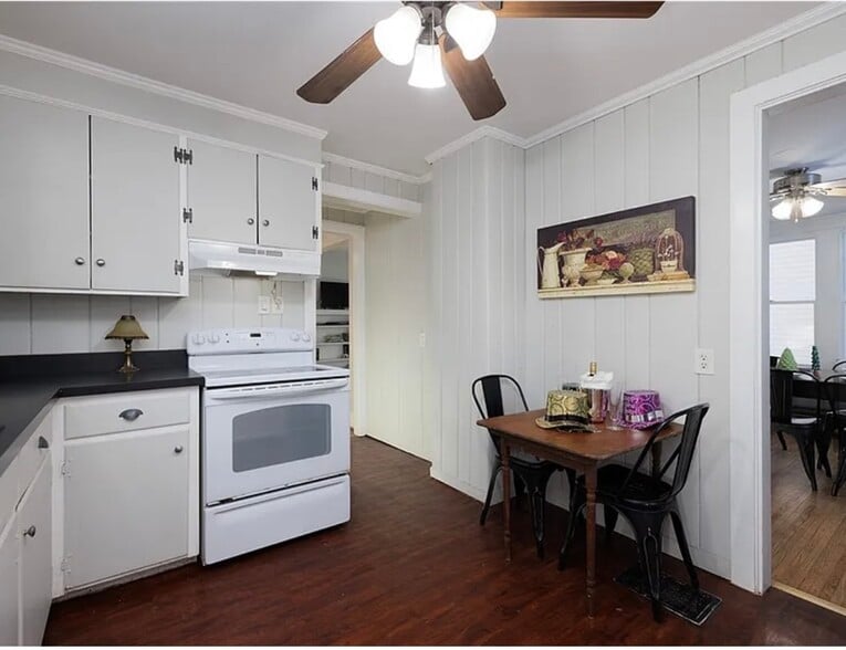 Building Photo - 18 Deland Park a