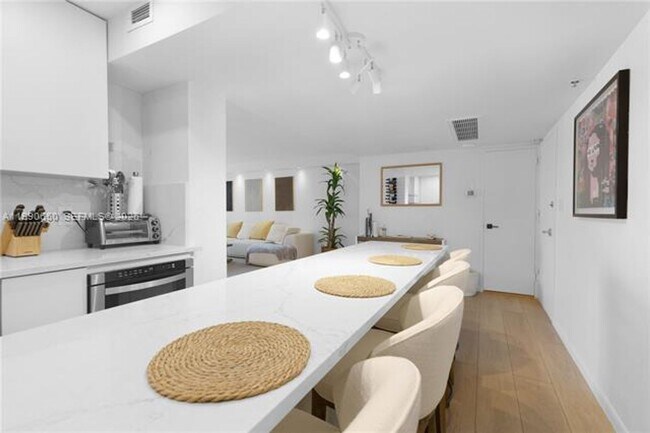 Building Photo - 5161 Collins Ave