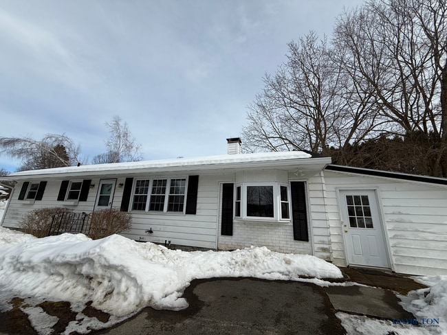 Building Photo - 4332 E Lake Rd