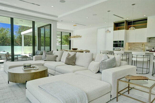 Building Photo - 1111 SE 9th Ave