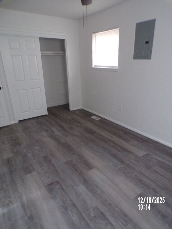 Building Photo - Great home located close to shopping and restaurants