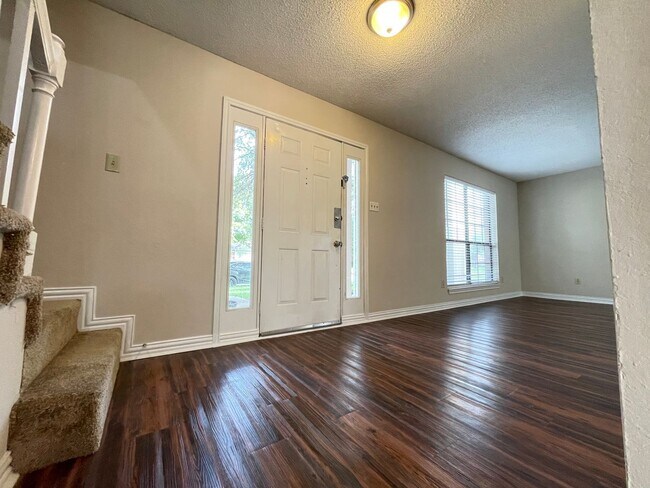 Building Photo - 4 Bed 2 Bath