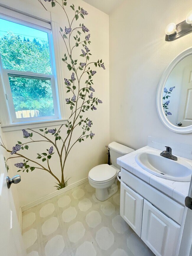 Building Photo - Stylish Bull Mountain Home – 3 Bed, 2.5 Ba...