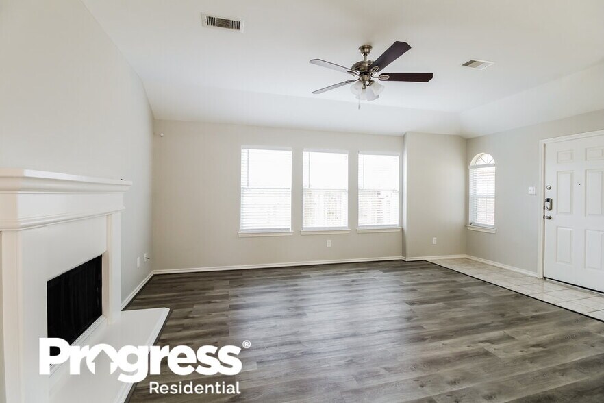 Building Photo - 322 Saddleback Springs Dr