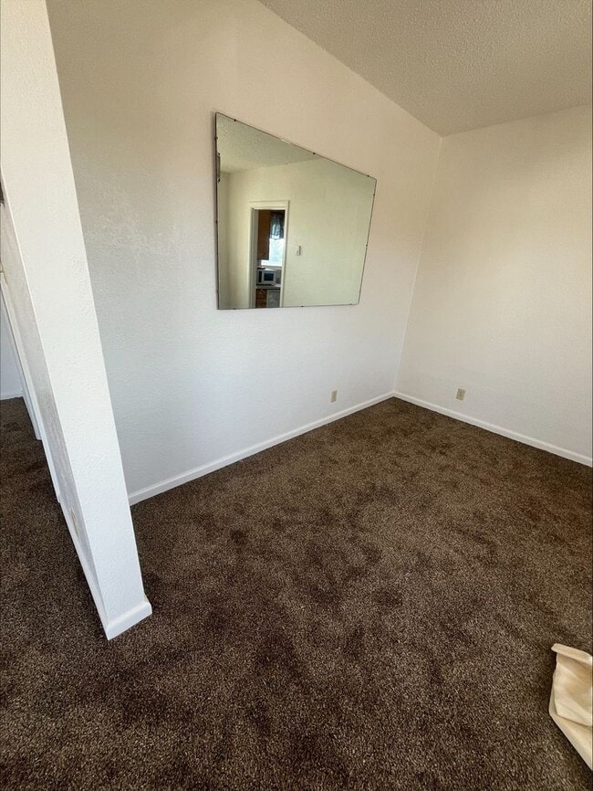 Building Photo - Charming apartment in a quiet complex