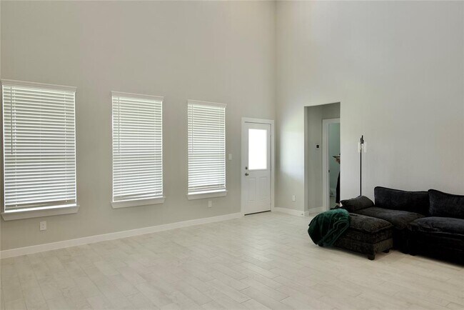 Building Photo - 3207 Tilley Dr