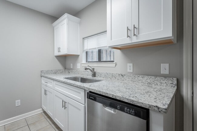 Building Photo - 2 Bedroom, 2 Bath Townhome with Private Patio Near I-75 & Hamilton Place