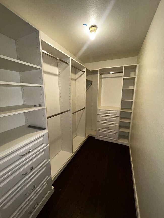 Building Photo - 4-Bedroom, 2-Bath Home in Carriage Hills N...