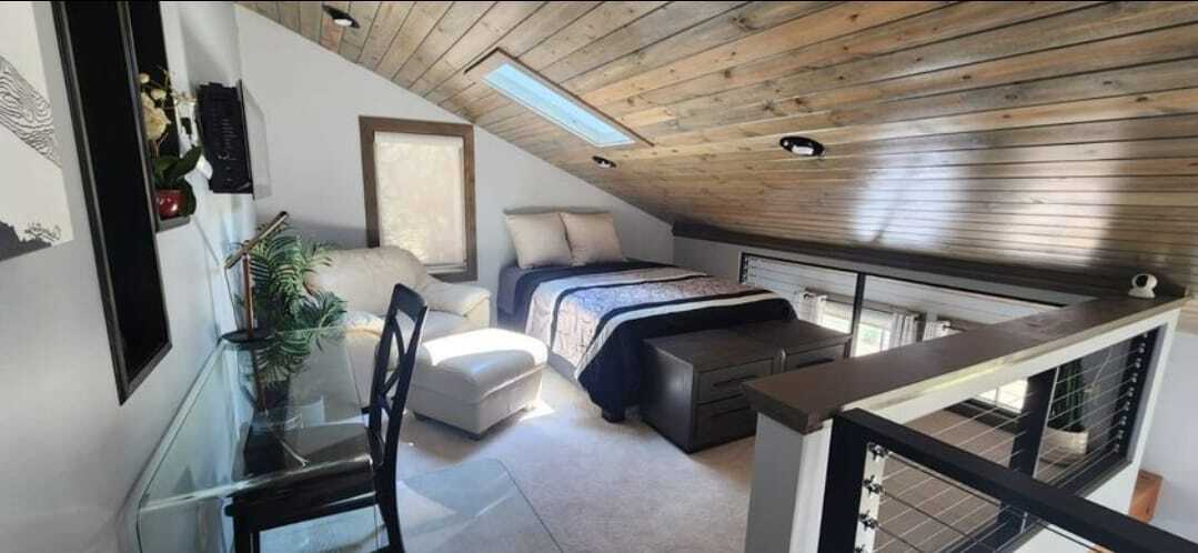 Queen loft bedroom - 2100 Marys Lake Rd