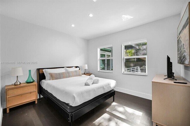 Building Photo - 150 NE 50th St