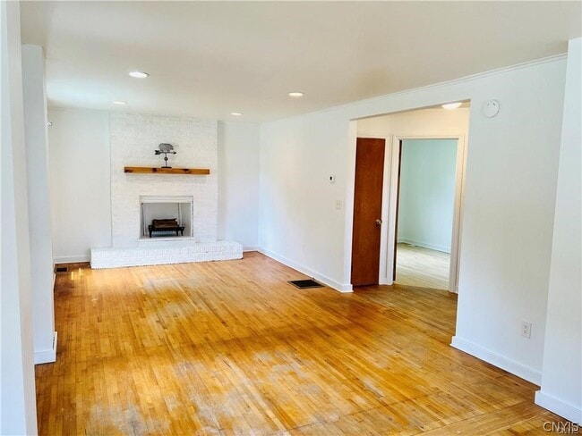 Building Photo - 202 Elm St