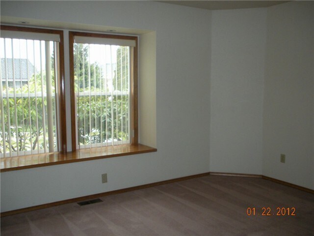 Building Photo - Spacious Home With Sunroom