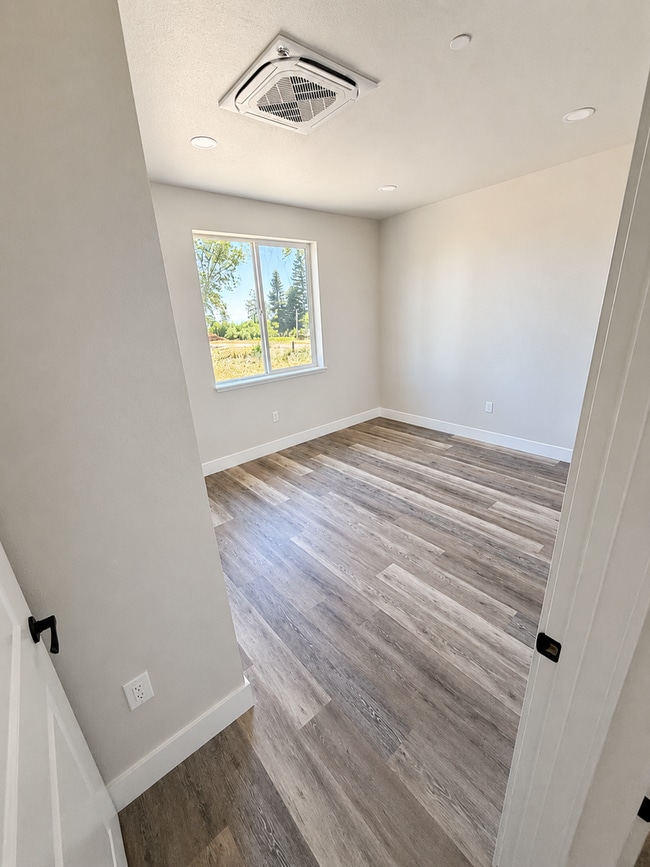 Building Photo - 5579-5581 Linrich Ln