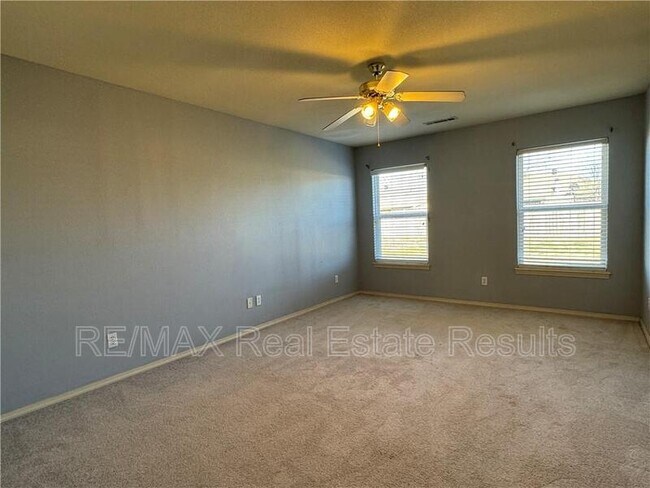 Building Photo - 6208 SW Meadow Well Ave