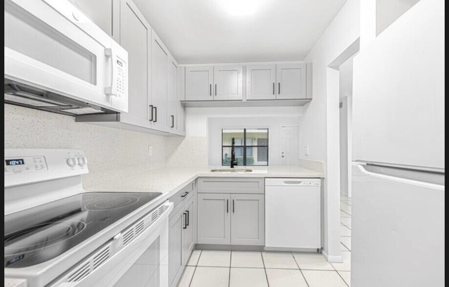 Kitchen - 10066 NW 6th St