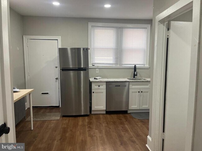 Building Photo - 1251 E Fletcher St