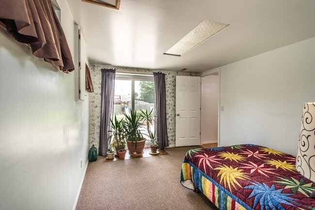 Building Photo - 1620 Dahlia Ct