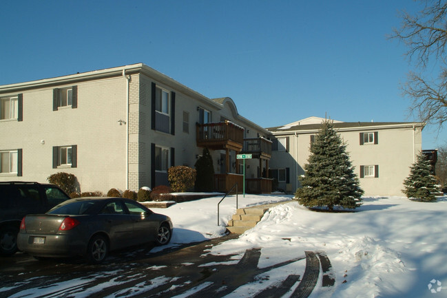 Building Photo - Pinewood Condominiums