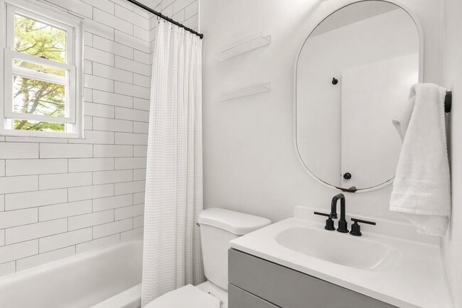 Building Photo - 3300 Manorwood Dr