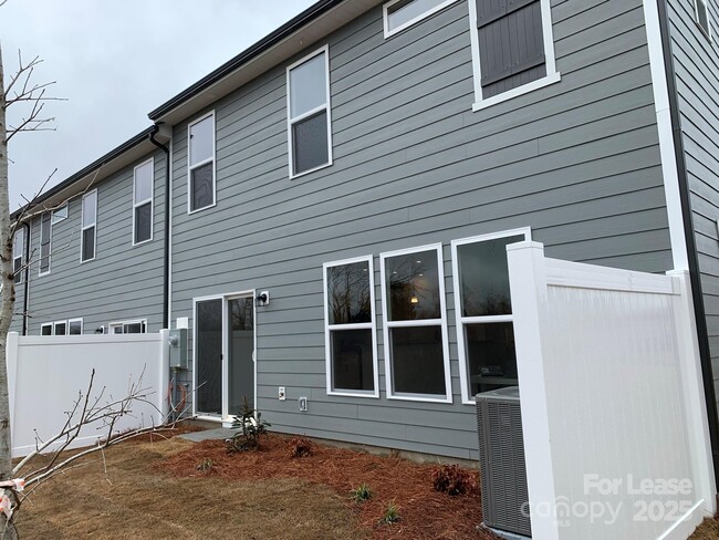 Building Photo - 23042 Clarabelle Dr