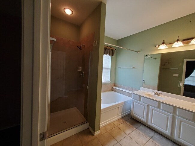Building Photo - 627 Magnolia Ln