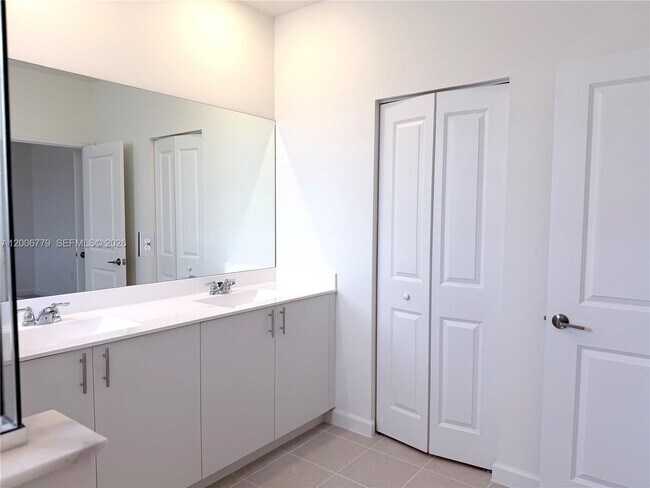 Building Photo - 2537 SE 27th Ct