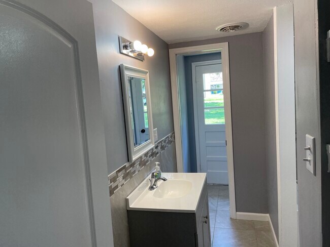 Building Photo - 704 Locust St