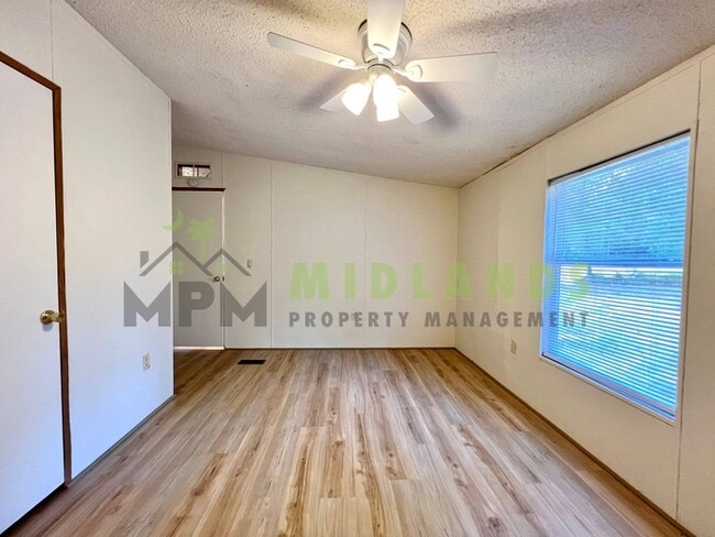 Building Photo - 373 McLee Rd