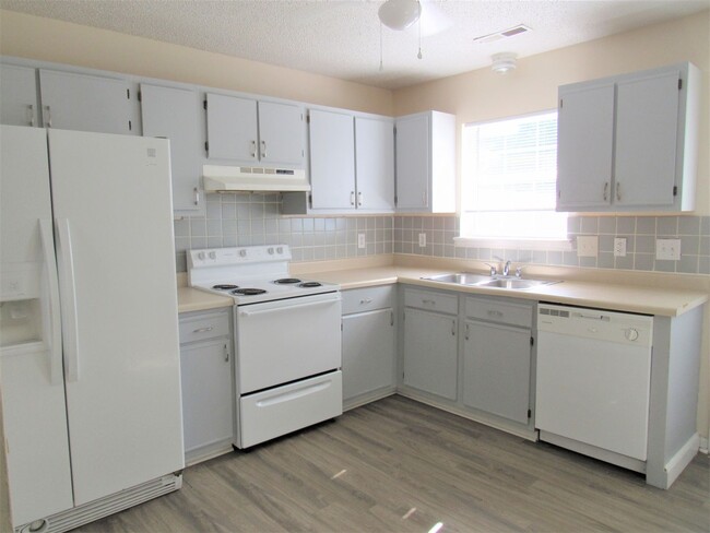 Building Photo - Nice 2 Bedroom Townhome Close to Camp Leje...