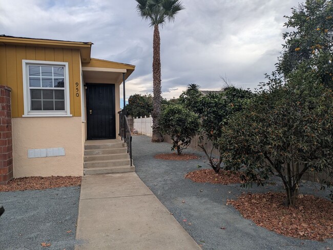 Building Photo - Great 3 Bedroom Home is a Good Neighborhoo...