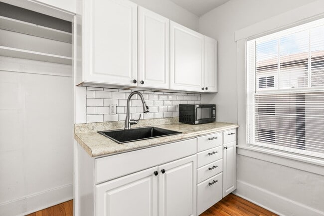 Building Photo - 523 Park Ave