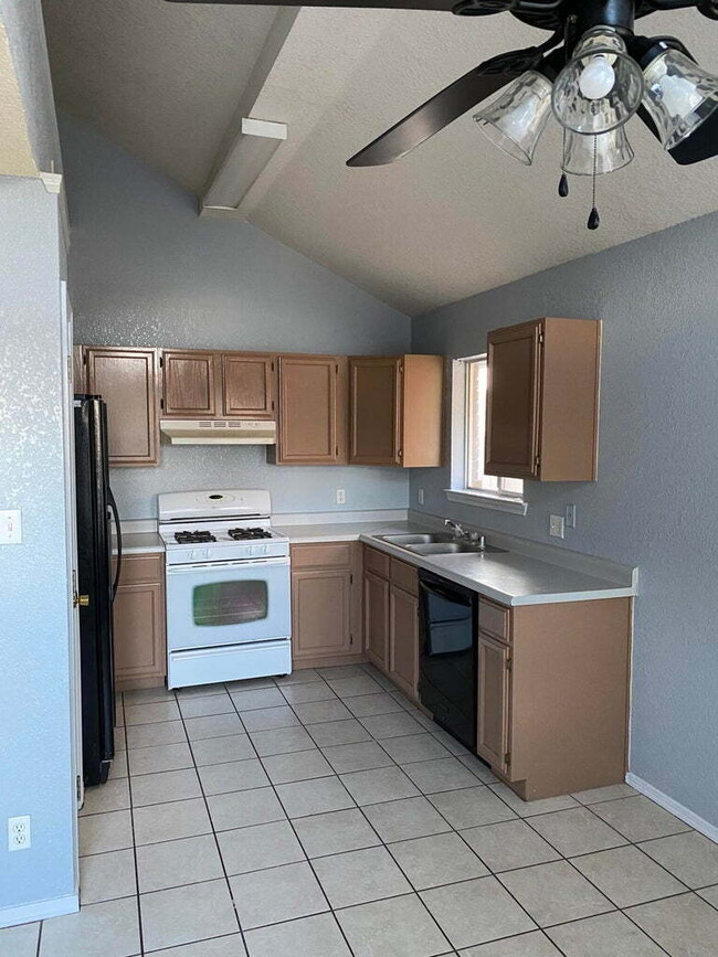 Building Photo - 1445 Plaza Verde Dr