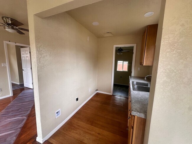 Building Photo - 2 Bedroom, 2 BA house for Rent in National...