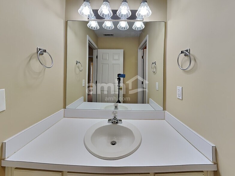 Building Photo - 4850 Duncans Lake Dr NE