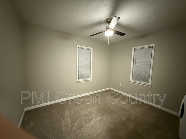 Building Photo - 203 W Knoxville St