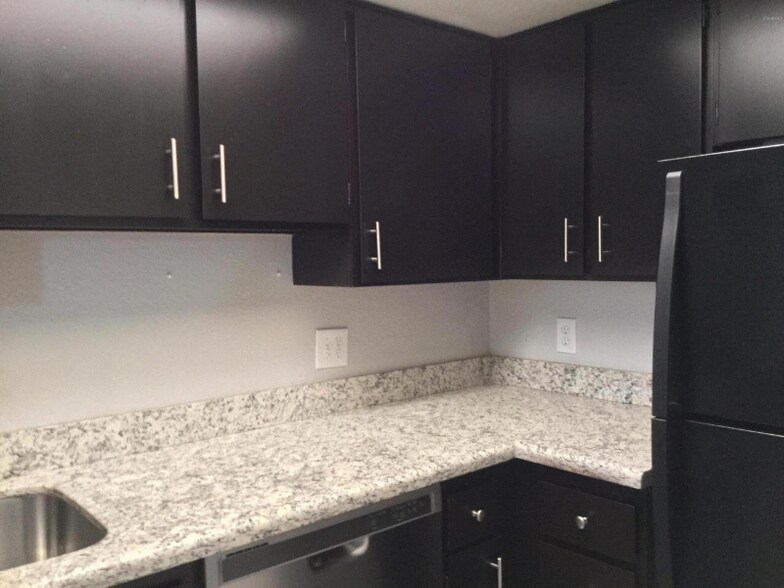 Building Photo - 700 W University Dr