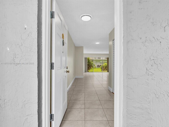 Primary Photo - 9367 Fontainebleau Blvd