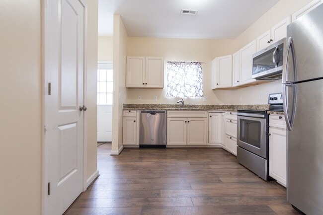Building Photo - MOVE IN READY 3 Bedroom!