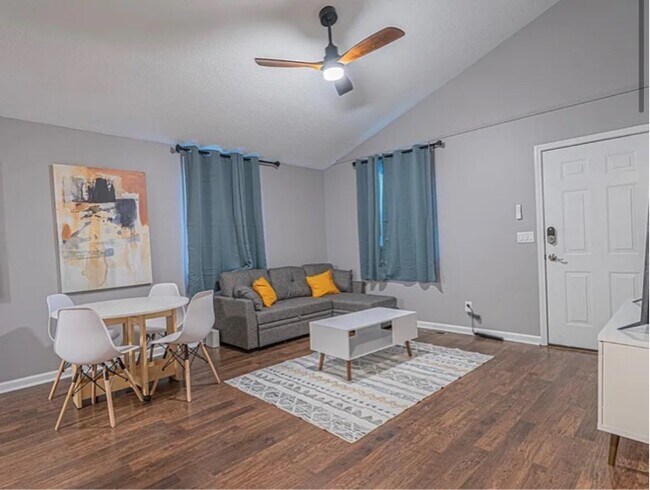Building Photo - 356 Kingview Dr