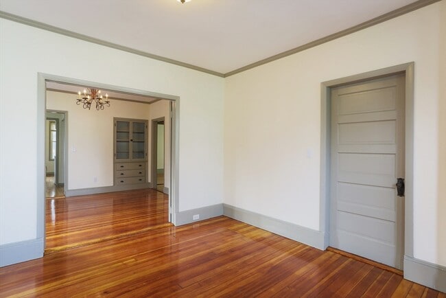 Building Photo - 31 Roslyn St