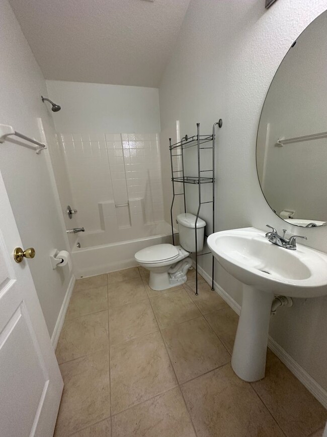 Building Photo - Charming 2-Bedroom Townhome in Highly Desi...