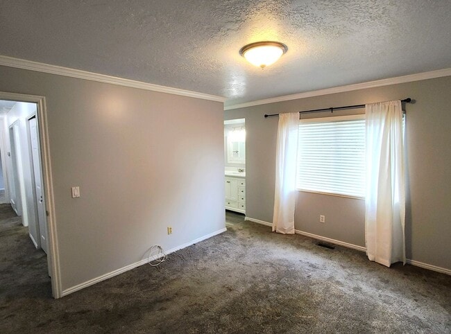 Building Photo - Great 4 Bd 3 Bath Home in Sandy