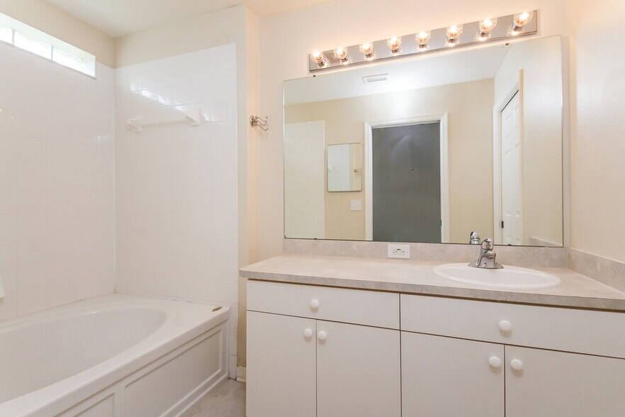 Building Photo - 11104 Robin Lake Ct