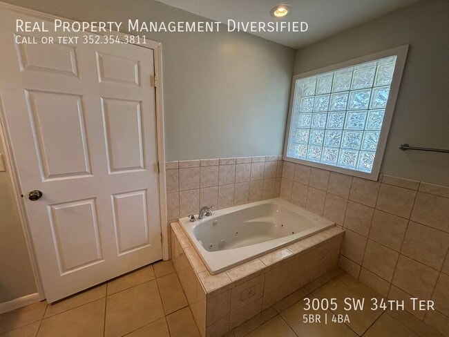 Building Photo - 3005 SW 34th Terrace