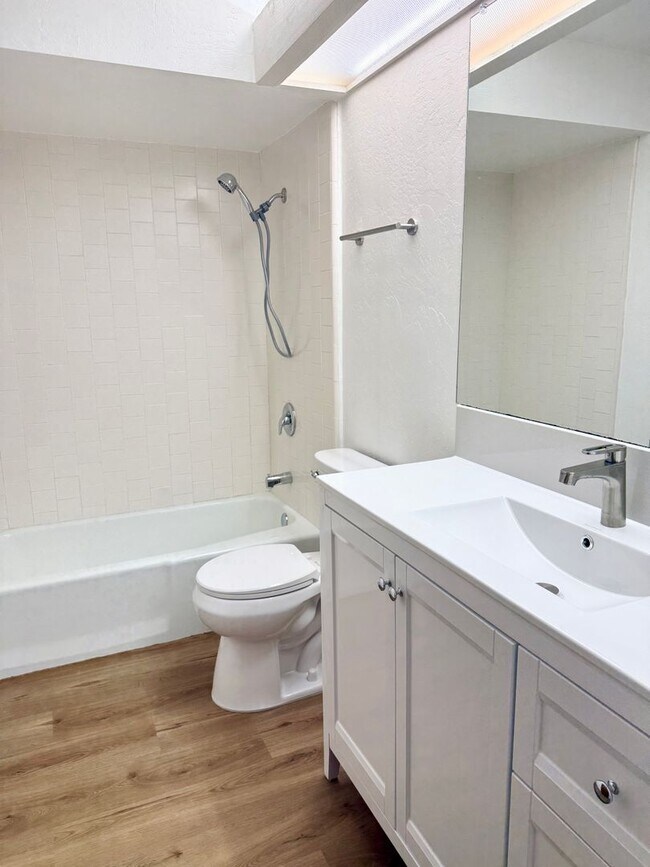 Building Photo - Stylish Condo in Mission Hills