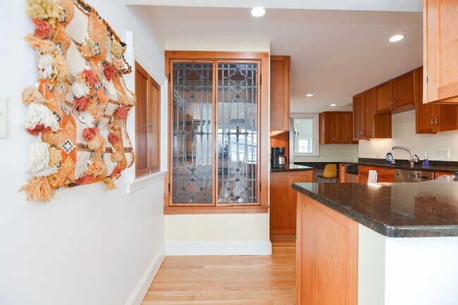 Building Photo - 37 Rocky Neck Ave