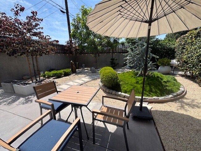 Building Photo - 1 Bed 1 Bath in North Hills Available Now