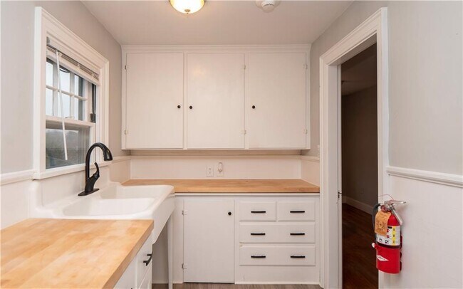Building Photo - 118 Ruggles Ave